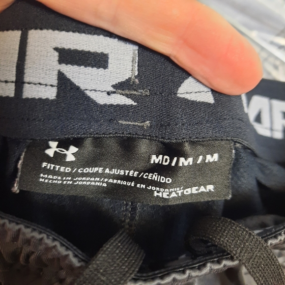 Under Armour Shorts size Medium with gray colors - Picture 3 of 3